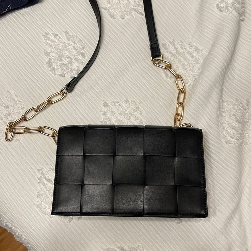 Crossbody back with gold chain